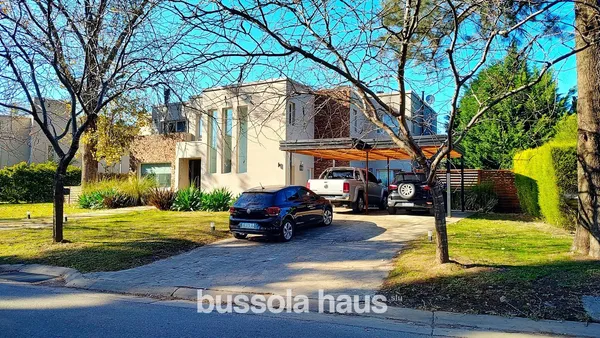 Casa en Casa en venta de 7 ambientes al lago con pileta en El Encuentro