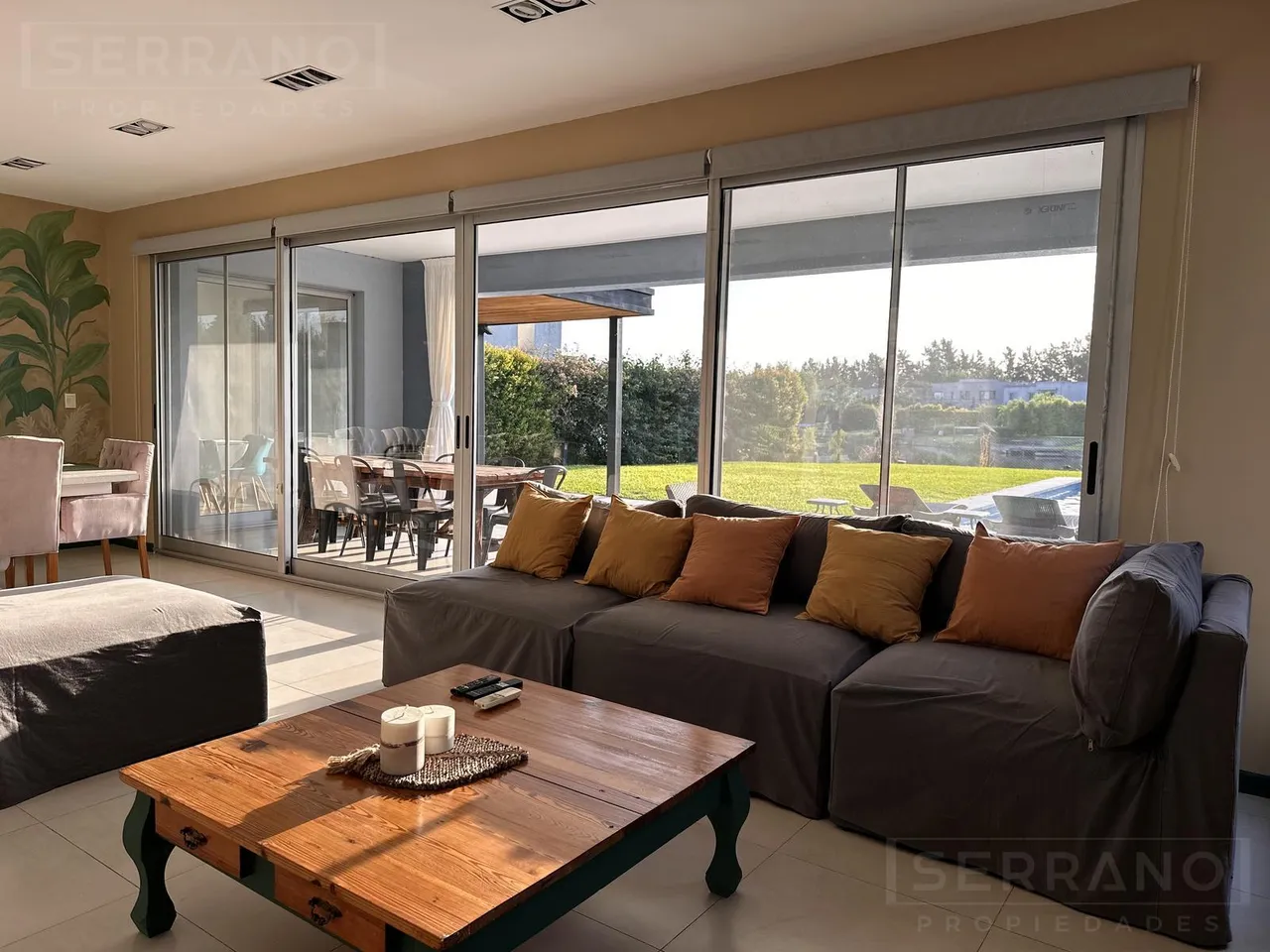 Casa en JBI. Casa en alquiler de 7 ambientes con pileta y vista al lago en La Comarca, General Pacheco Tigre