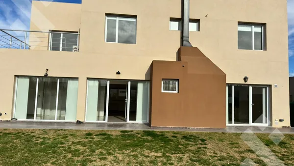 Casa en En Alquiler | Casa de Nivel Gerencial | 3 Dormitorios | Barrio Sauces del limay | Neuquén