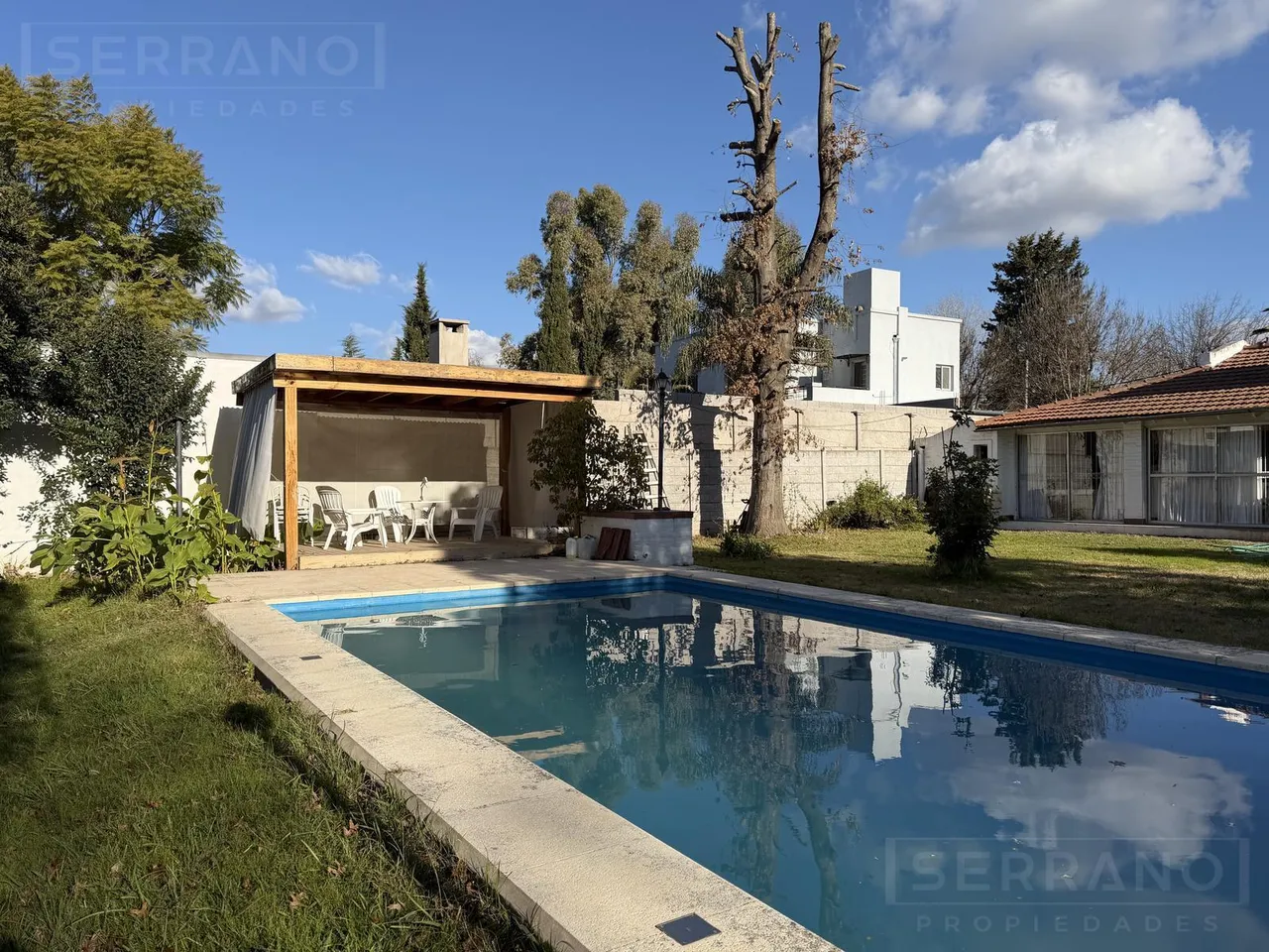 Casa en JBI. Venta casa 4 ambientes con jardin y pileta, barrio San Patricio Benavidez