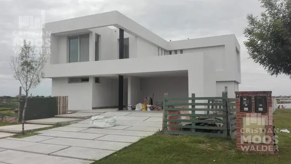 Casa en Barrio Muelles Puertos del Lago