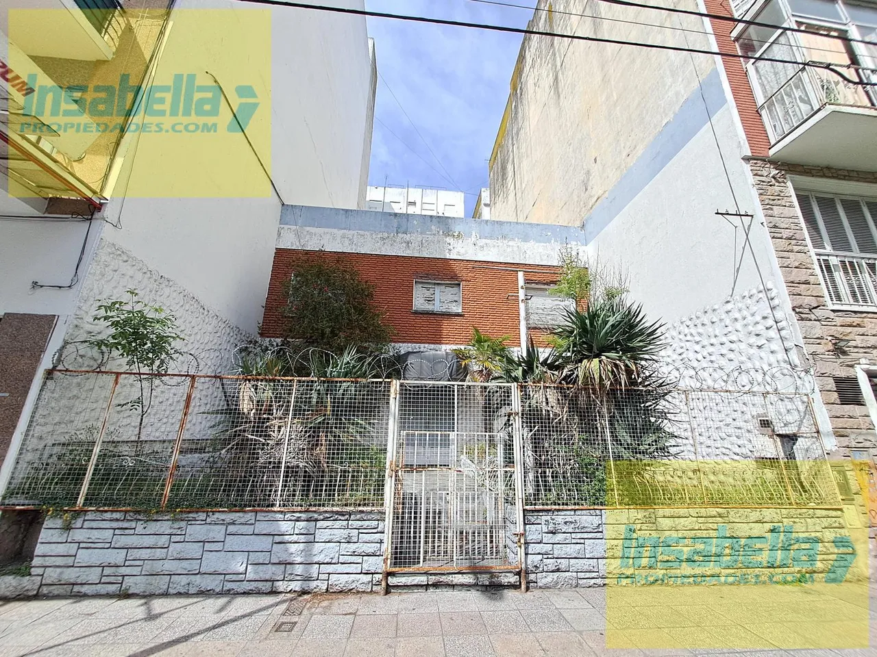Hotel en Brown al 2400