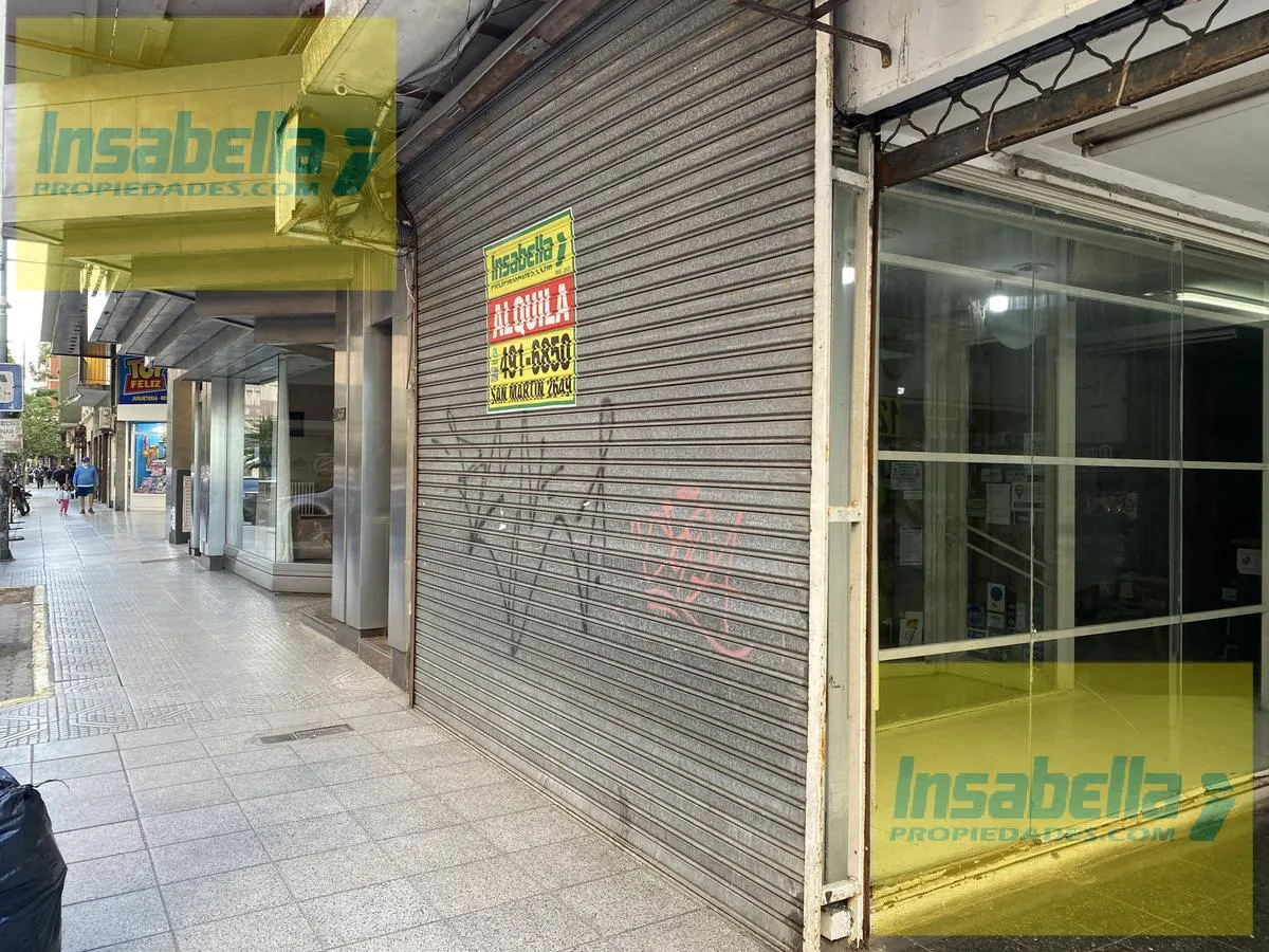Local Comercial en Rivadavia 2221, entre Corrientes y Entre Rios