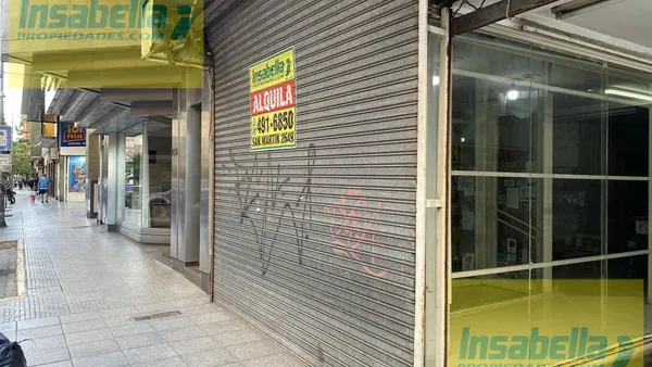 Local Comercial en Rivadavia 2221, entre Corrientes y Entre Rios